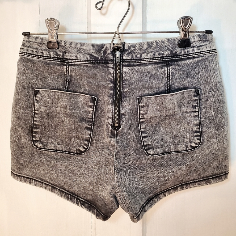 LAST CHANCE! Gray Acid Wash High Rise Denim Shorts Pockets Zipper Women's Size 3